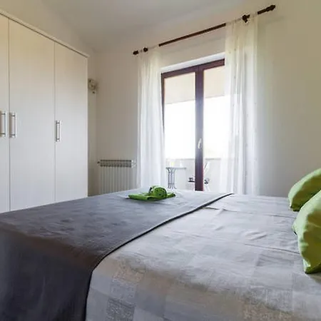 Oasis 아파트 풀라